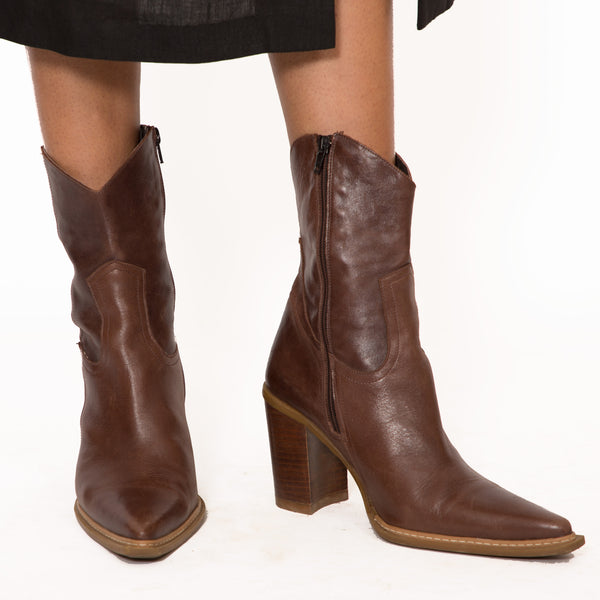 Buy Vintage '90s Brown Leather Block Heeled Boots on Bodements.com