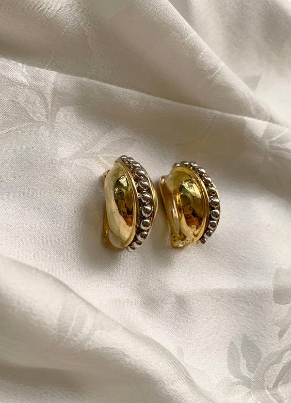'90's Gold Clam Shaped Earring